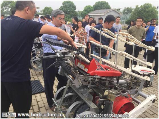 常州亞美柯全自動蔬菜缽苗移栽機.jpg